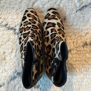 EUC Aquatalia Fuoco Weatherproof Leopard Print Calf Hair Ankle Booties Size 10